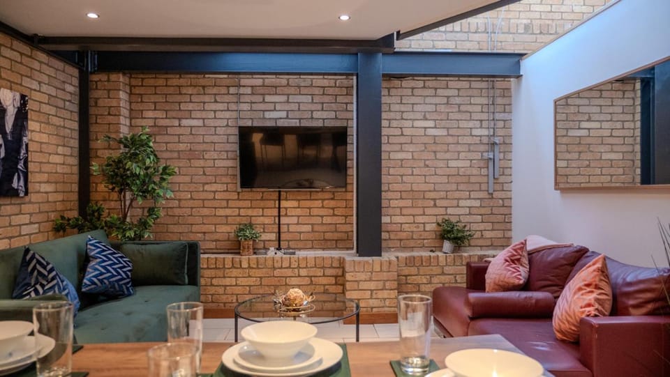 Spacious, Industrial, Zone 1, 2 Bed Central London Apartment in London Borough of Southwark