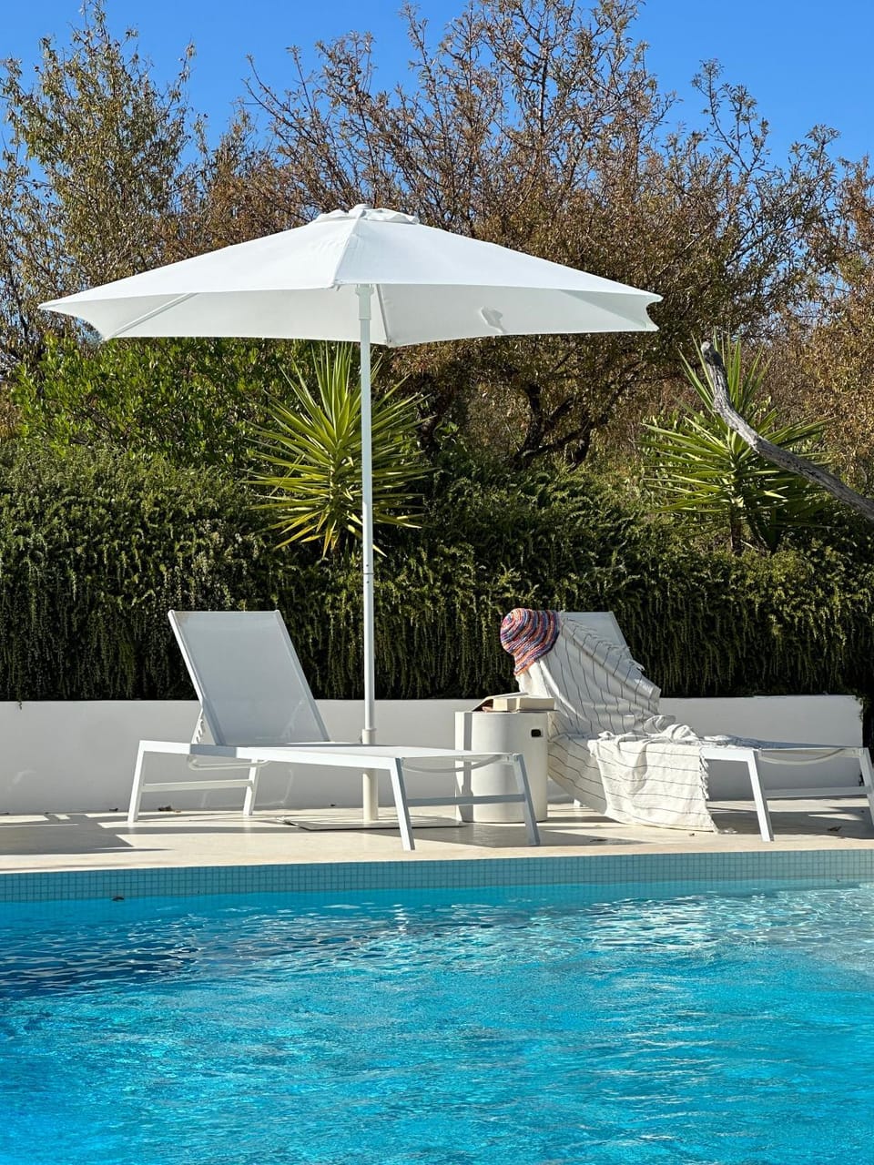 Swimming pool, sunbed