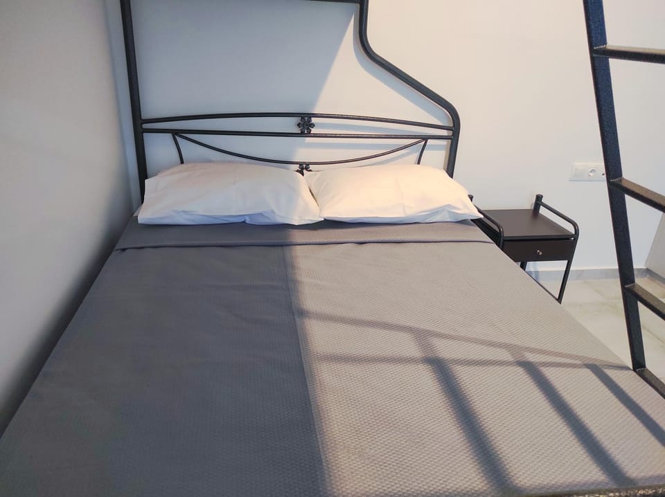 Bedroom, bunk bed
