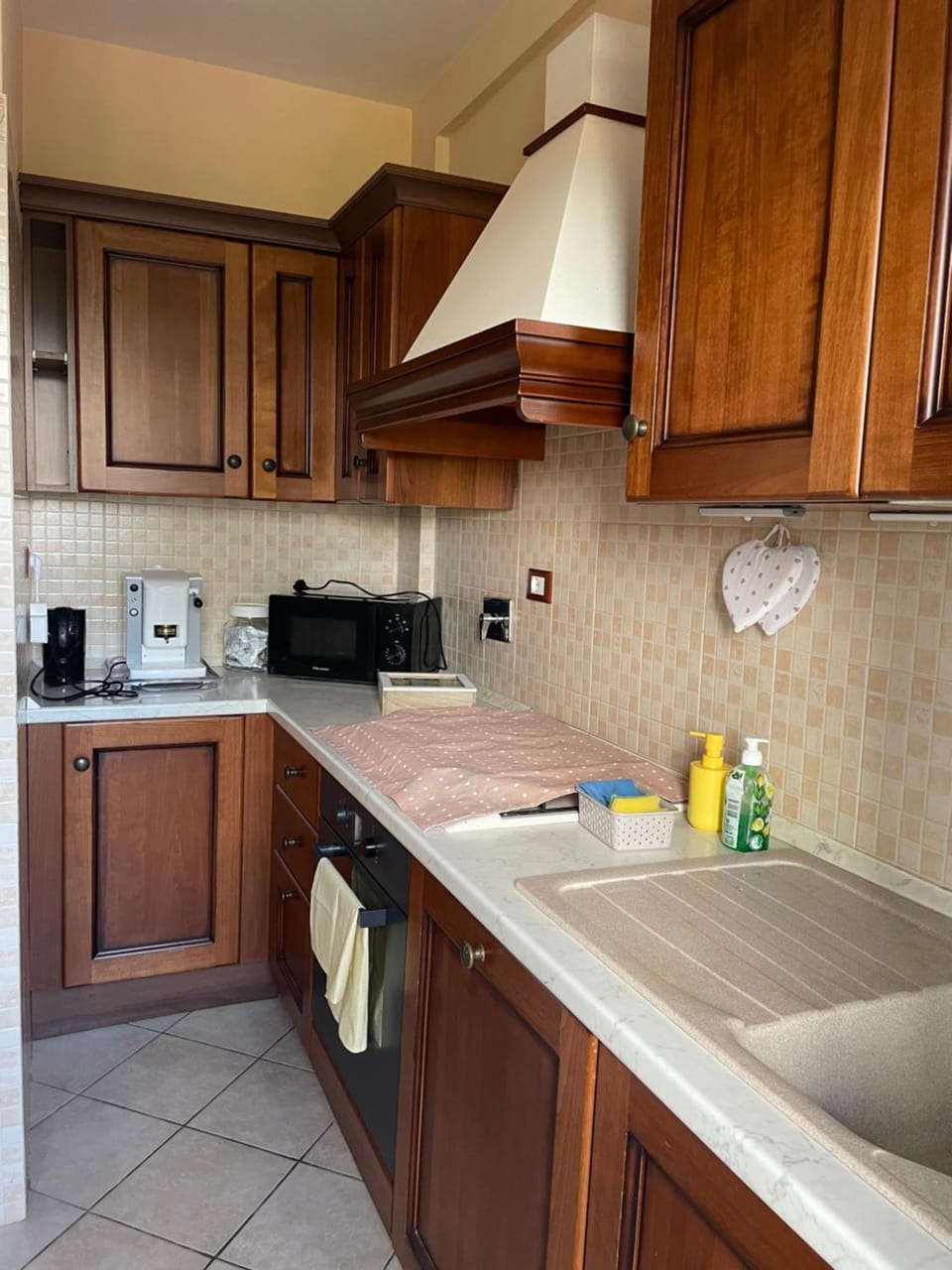 Coffee/tea facilities, Kitchen or kitchenette, dishwasher, stove, toaster