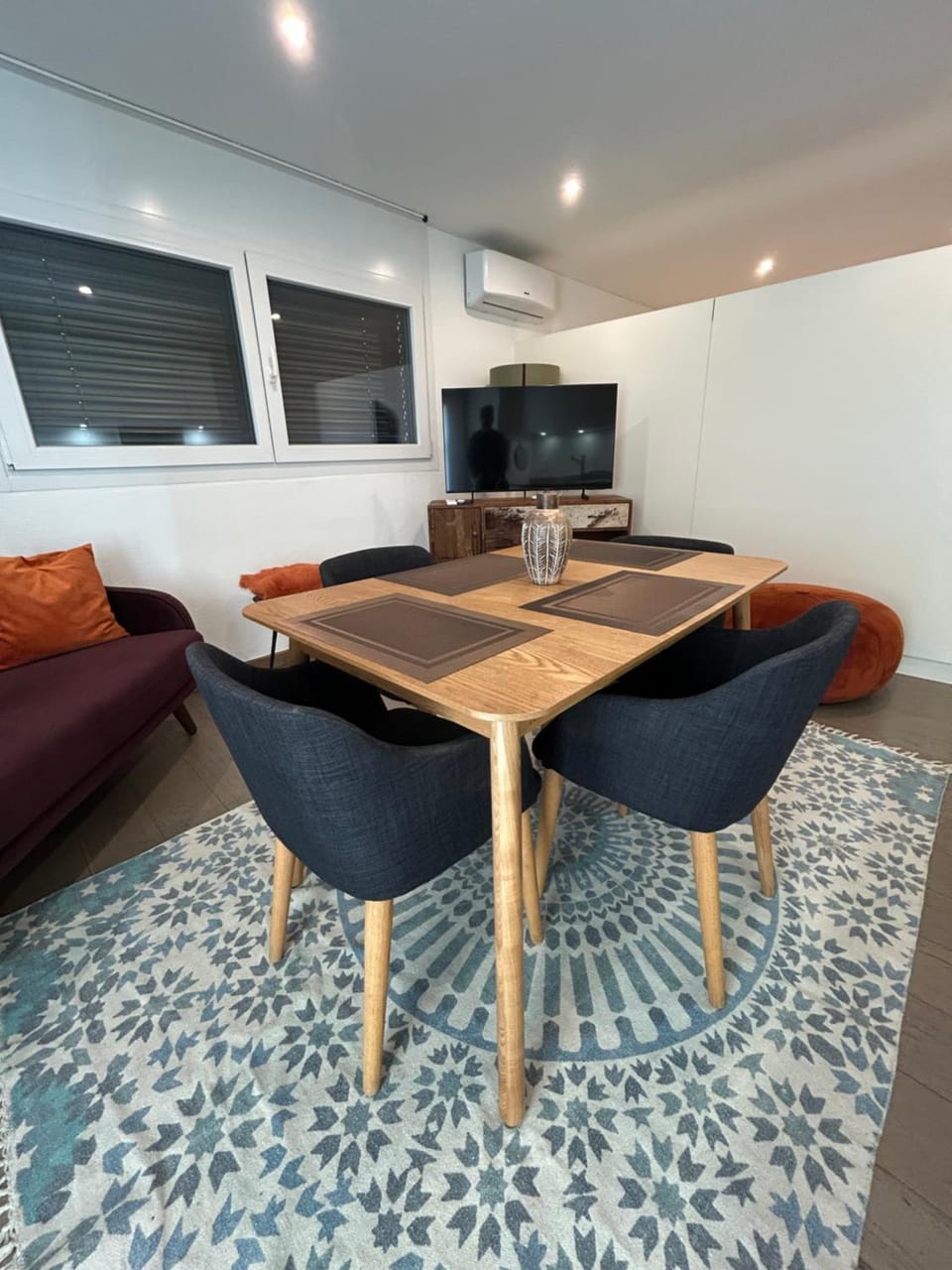 TV and multimedia, Seating area, Dining area