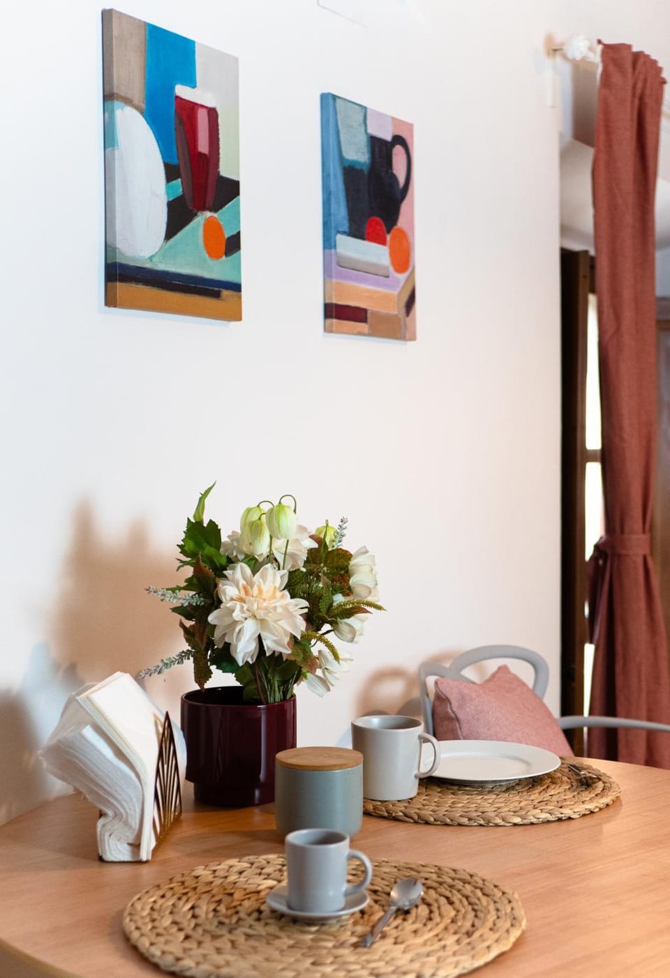 Coffee/tea facilities, Living room, Decorative detail, Seating area, Dining area