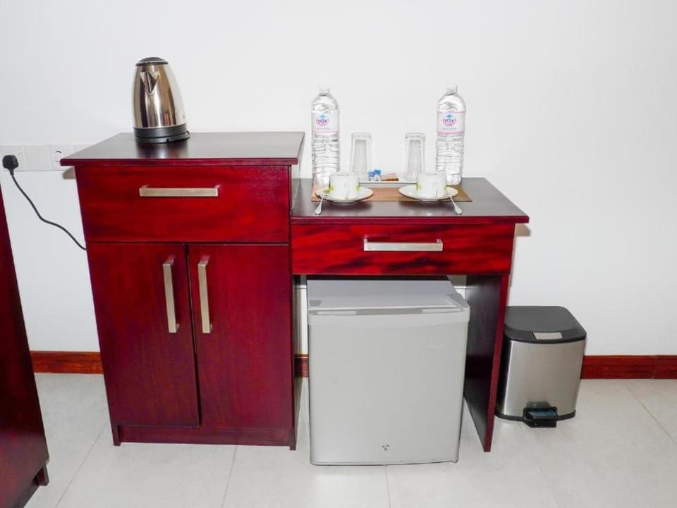Coffee/tea facilities, young children, older children, furniture, internet, locker, room service, towels, wardrobe
