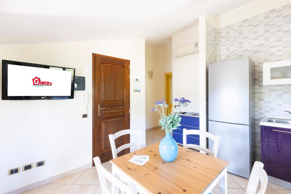 TV and multimedia, Kitchen or kitchenette, Living room, Dining area