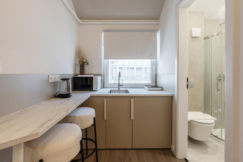 Bathroom, Kitchen or kitchenette, Dining area