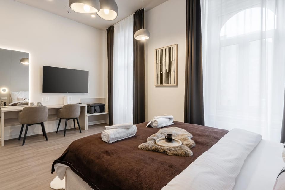 Bed, TV and multimedia, Seating area
