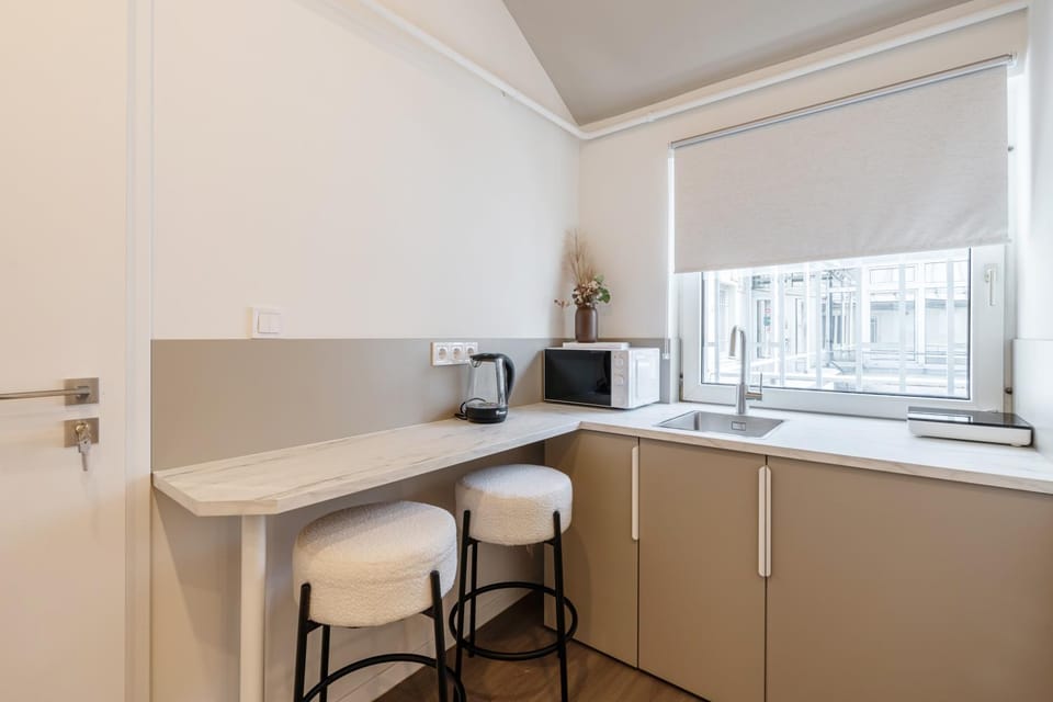 Kitchen or kitchenette, Dining area, stove