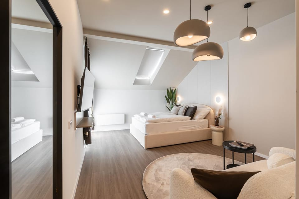 Bed, Photo of the whole room, Seating area