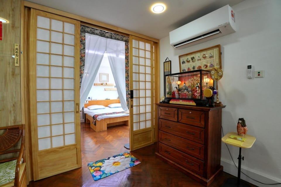 Bed, Living room, Photo of the whole room, Seating area, Bedroom, air conditioner