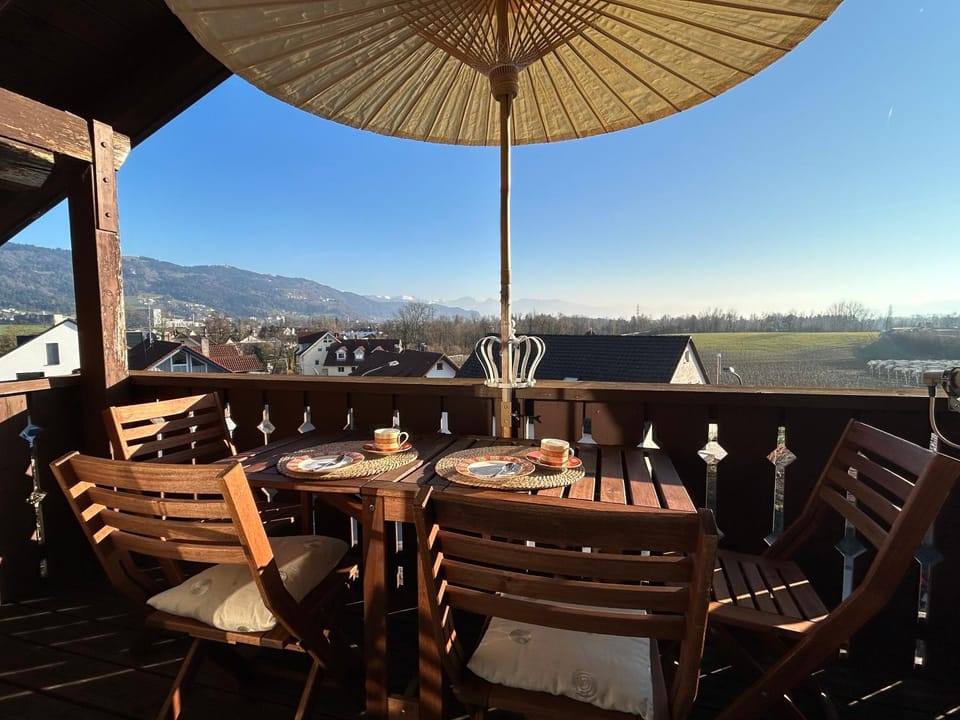 View (from property/room), Balcony/Terrace, Dining area, Mountain view