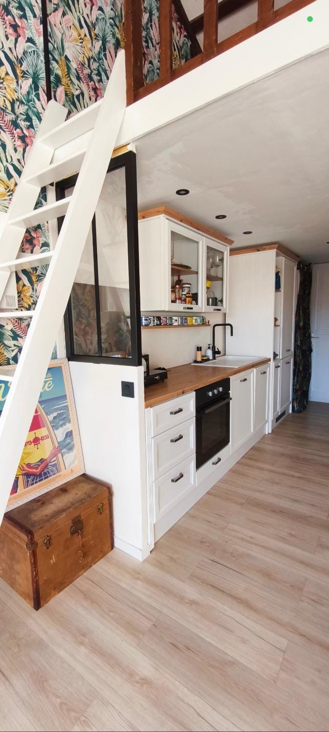 Kitchen or kitchenette, dishwasher, oven, stove