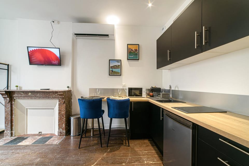 TV and multimedia, Kitchen or kitchenette, Dining area, stove, air conditioner