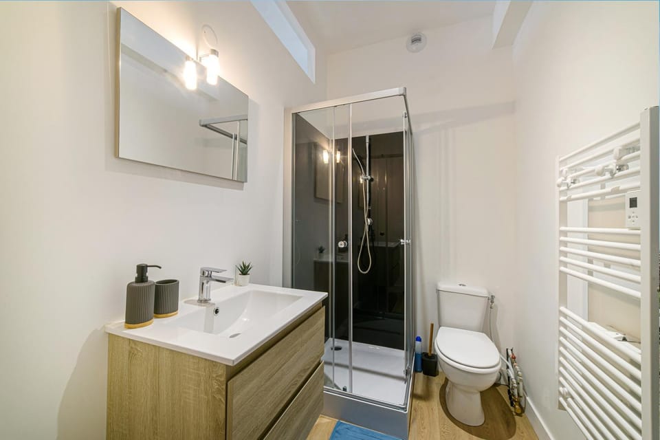 Shower, Toilet, Bathroom, towels