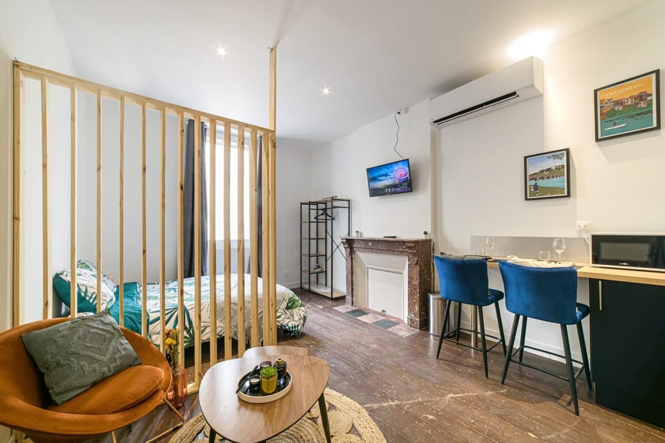 TV and multimedia, Living room, Seating area, Dining area, air conditioner