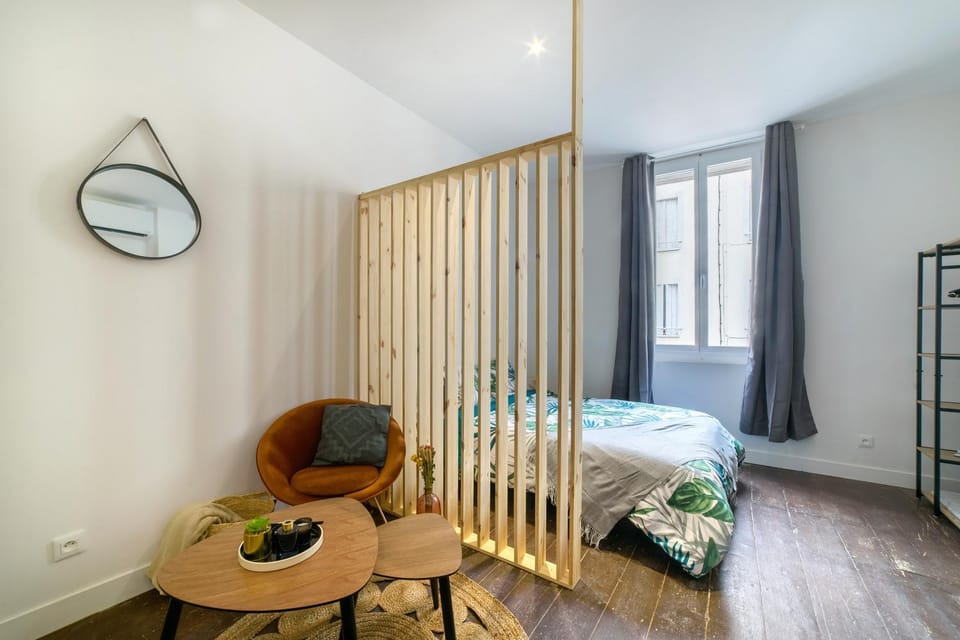 Bed, Living room, Photo of the whole room, Seating area, Bedroom