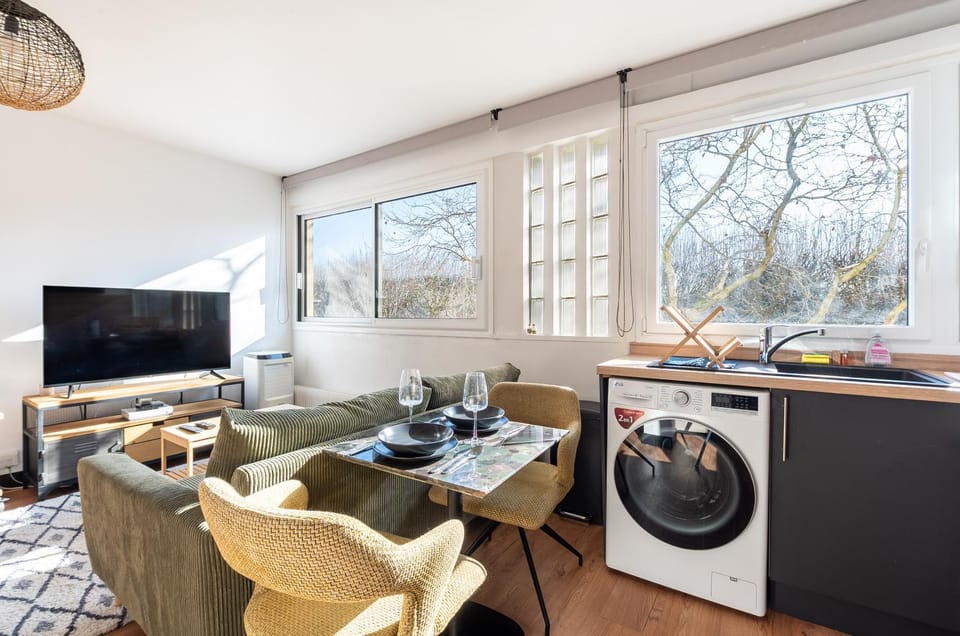 Communal lounge/ TV room, TV and multimedia, Kitchen or kitchenette, Living room, Seating area, Dining area, oven, washing machine