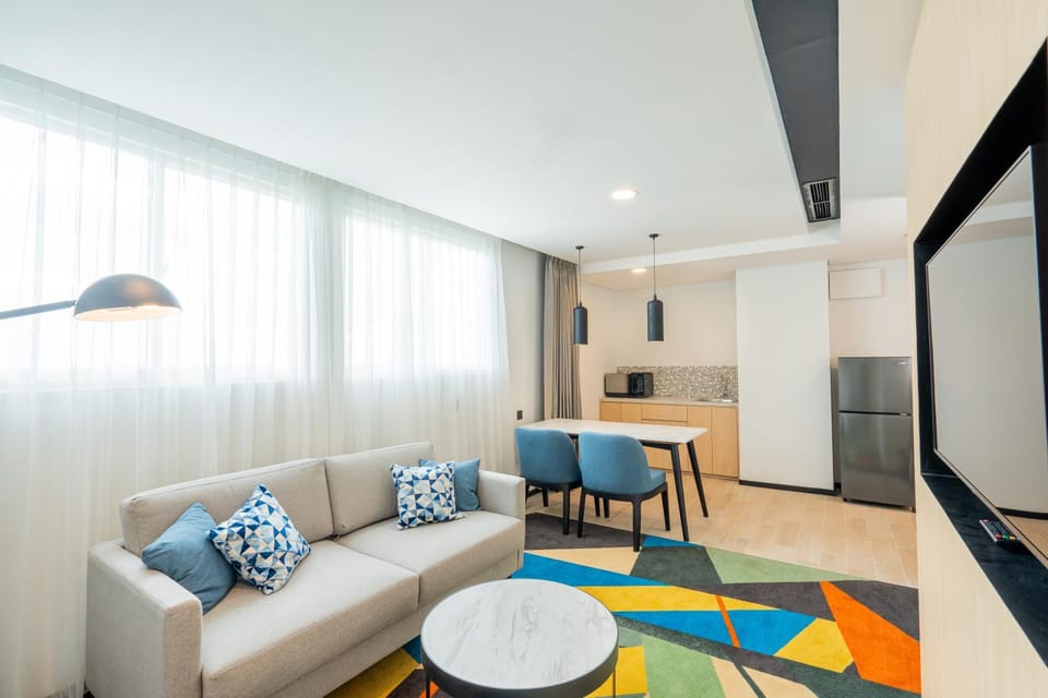 Kitchen or kitchenette, Living room, Seating area, Dining area, minibar