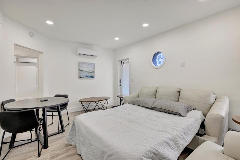 Banyan St 2BR 1BA off Las Olas Steps to Beach 1 Apartment in Fort Lauderdale