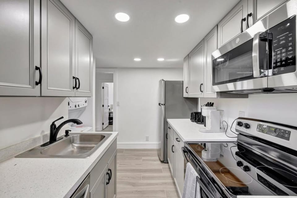 Banyan St 2BR 1BA off Las Olas Steps to Beach 1 Apartment in Fort Lauderdale