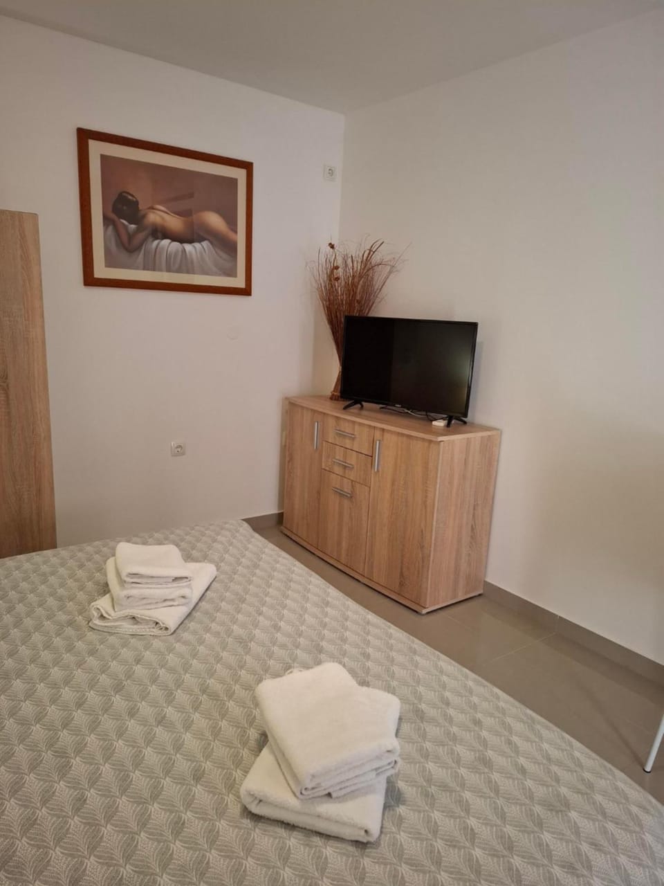 Bed, TV and multimedia, Bedroom
