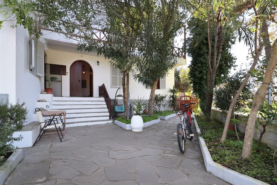 Property building, Garden, Balcony/Terrace, Garden view