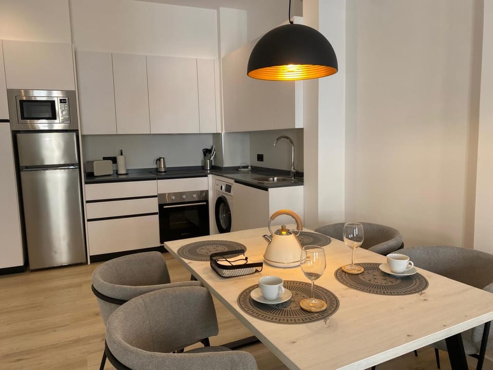 Kitchen or kitchenette, Dining area, oven