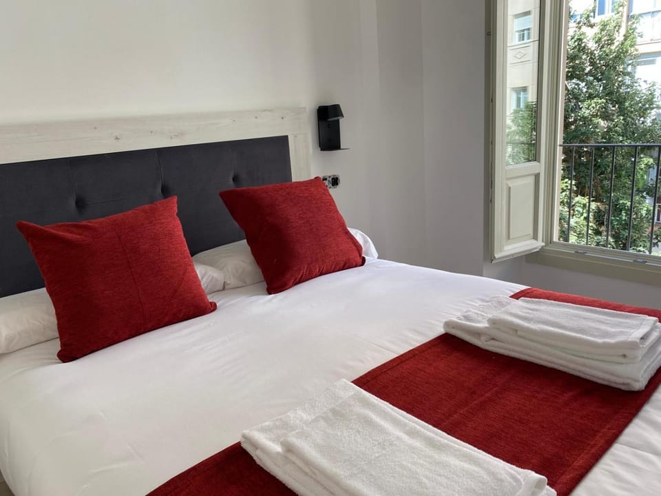 Bed, Bedroom, towels