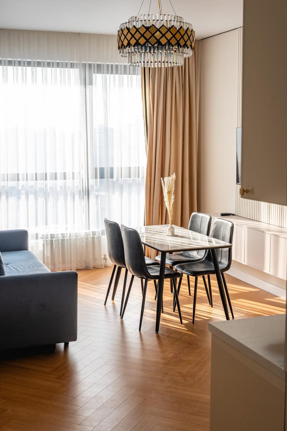 2-комн рядом с MEGA элегантный минимализм 6 чел Apartment in Almaty
