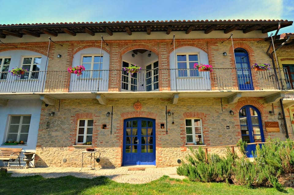 Property building, Spring, Day, Garden, View (from property/room), Balcony/Terrace