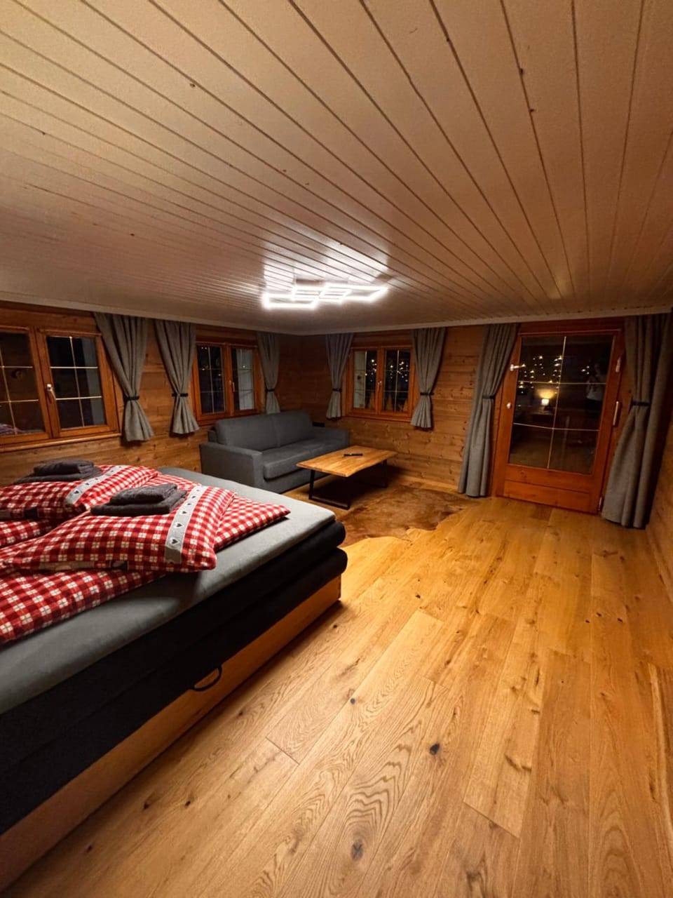 Bed, Living room, Photo of the whole room, Seating area, Bedroom