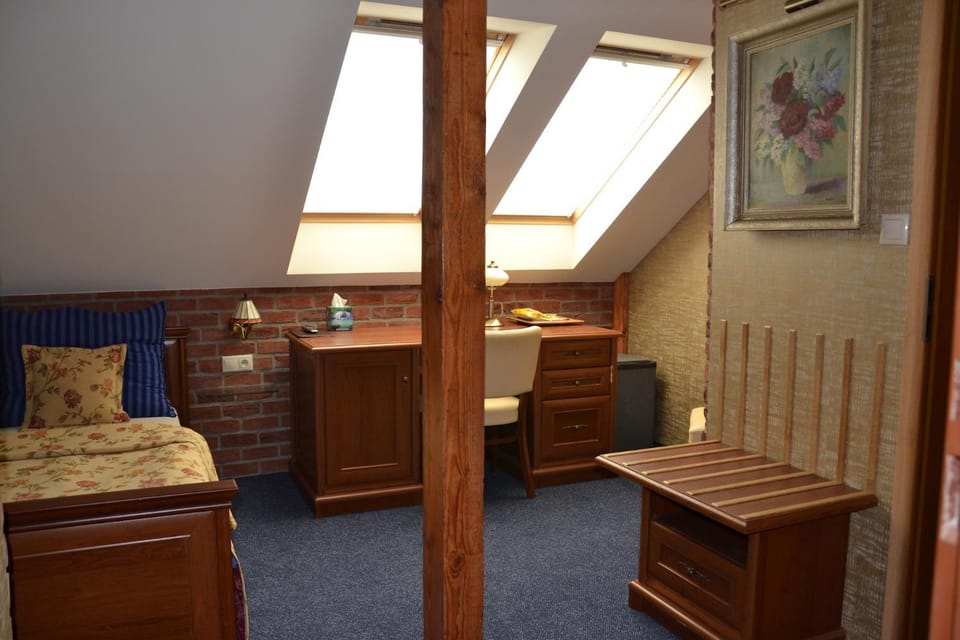Photo of the whole room, Seating area