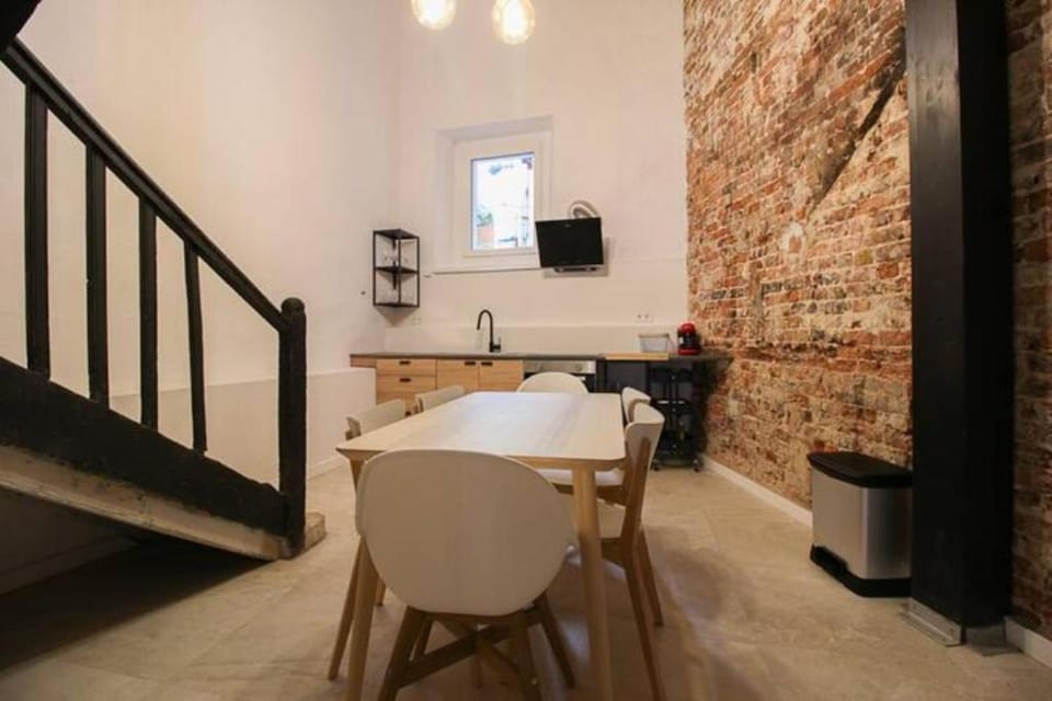 Kitchen or kitchenette, Seating area, Dining area
