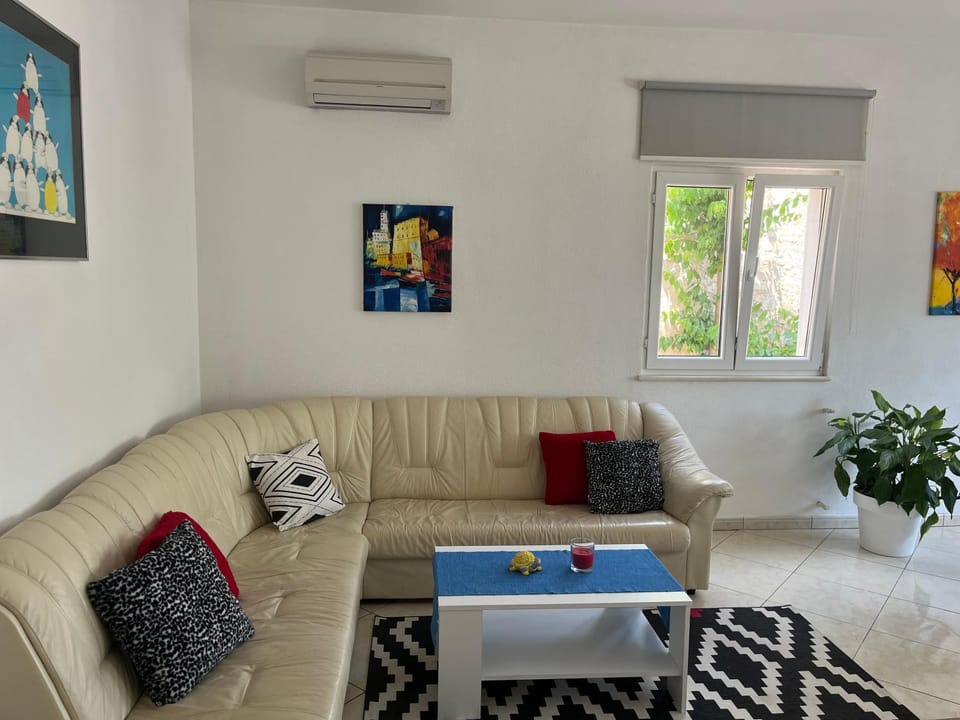 Living room, Seating area, air conditioner