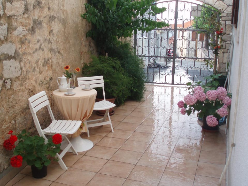 Patio, Day, Garden, View (from property/room), Balcony/Terrace, Lobby or reception, Seating area, Dining area, Garden view