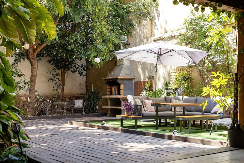 Garden, Seating area, Dining area, sunbed