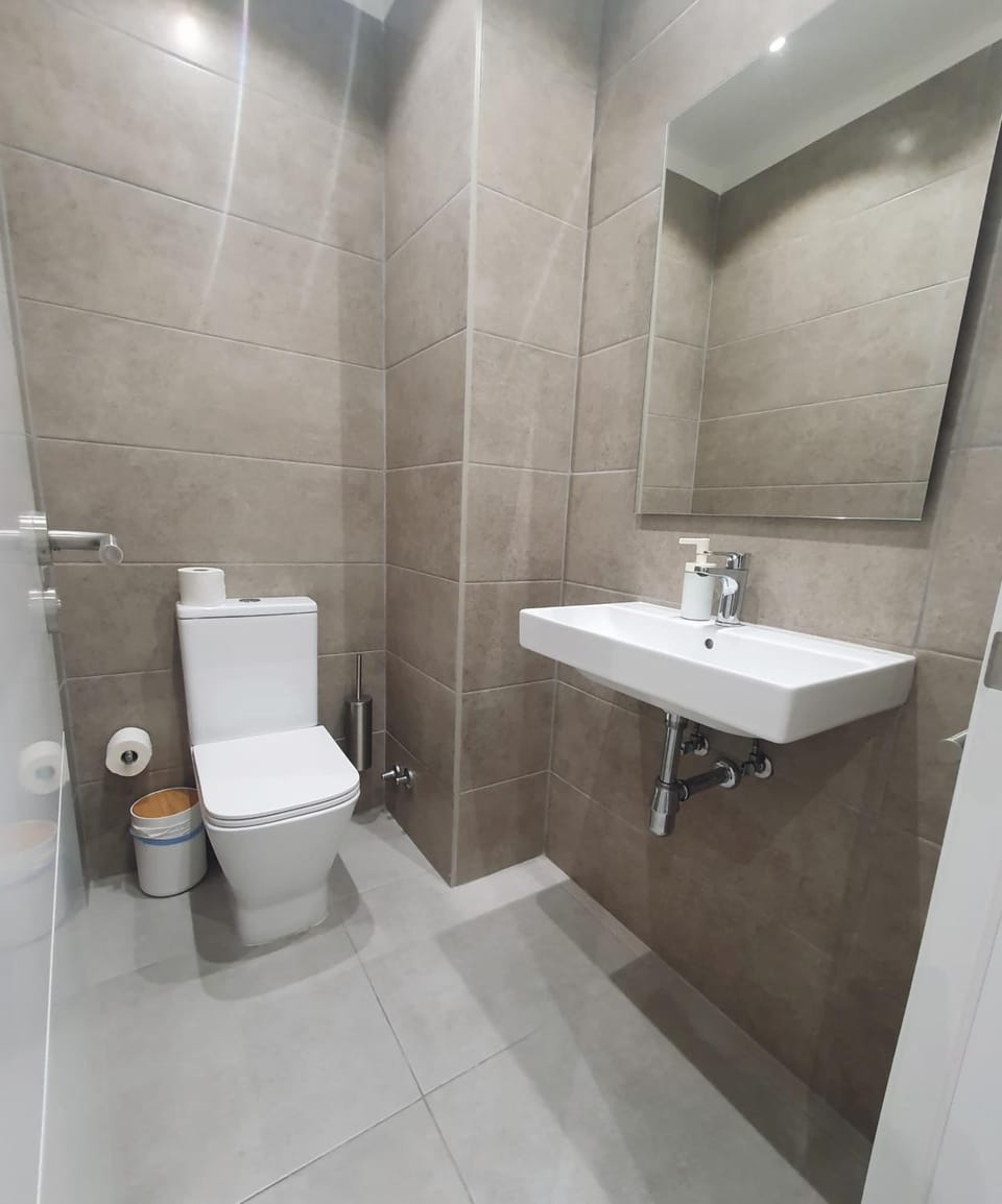 Toilet, Bathroom, bidet, towels