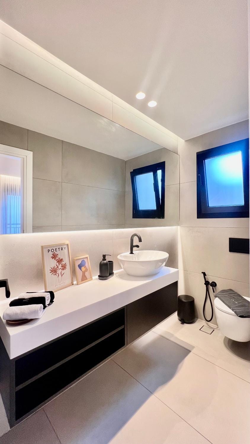 Photo of the whole room, towels