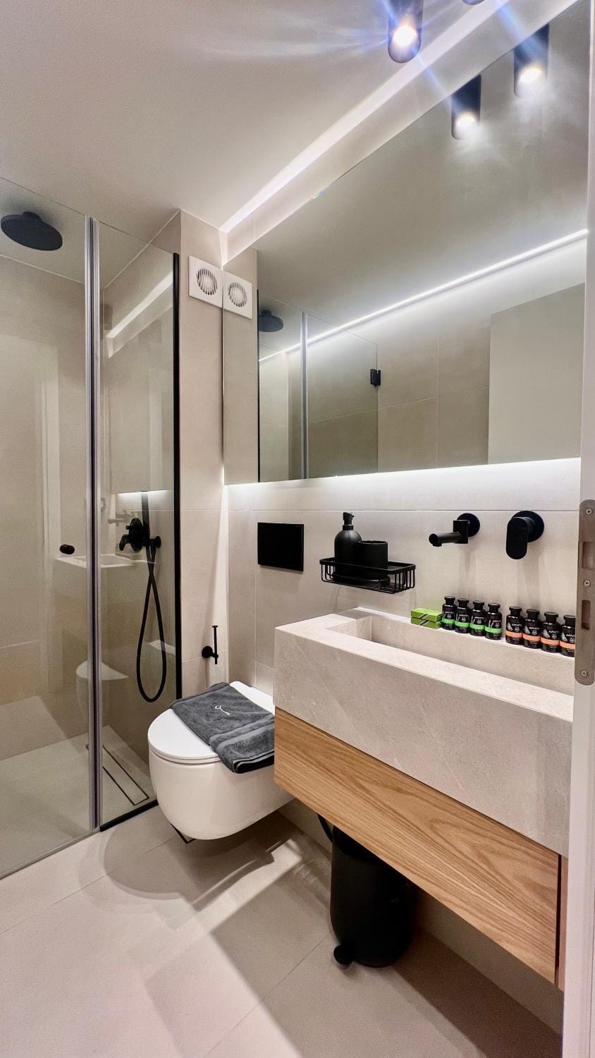 Shower, Toilet, Bathroom, towels