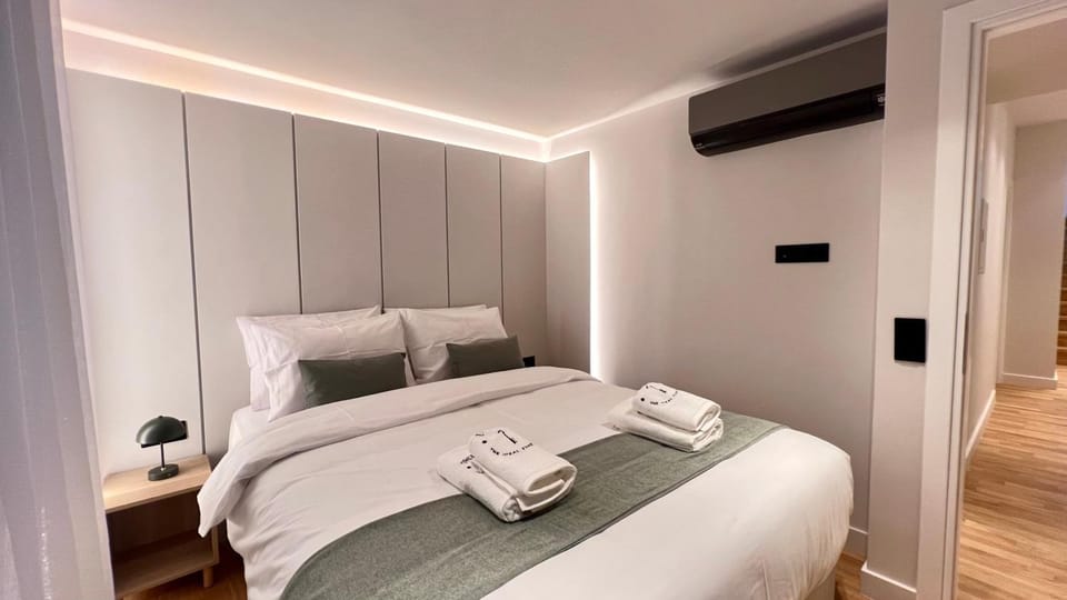 Bed, towels, air conditioner