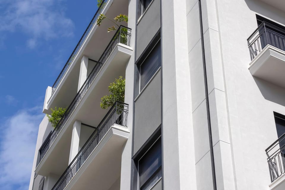 Property building, Day, Balcony/Terrace