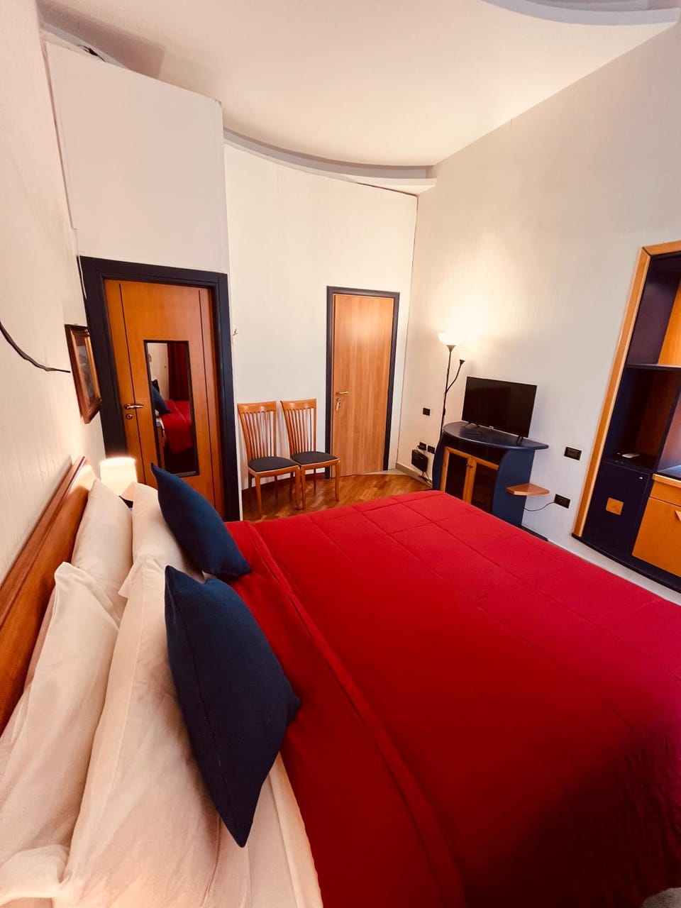 Bed, TV and multimedia, Photo of the whole room, Bedroom