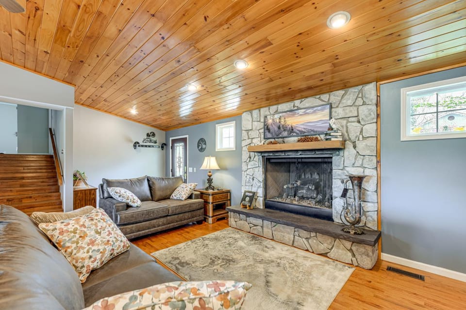 Lakefront Cabin Retreat w/ Dock in Robbinsville! Cabin in Cheoah