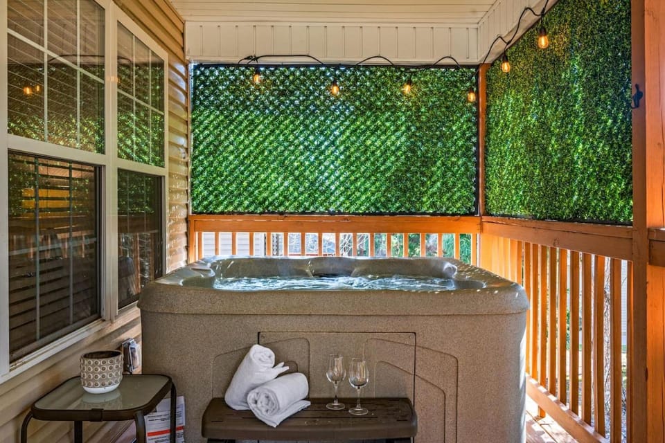 Location Hot Tub Game Table 2 Mi to Parkway Country House in Pigeon Forge