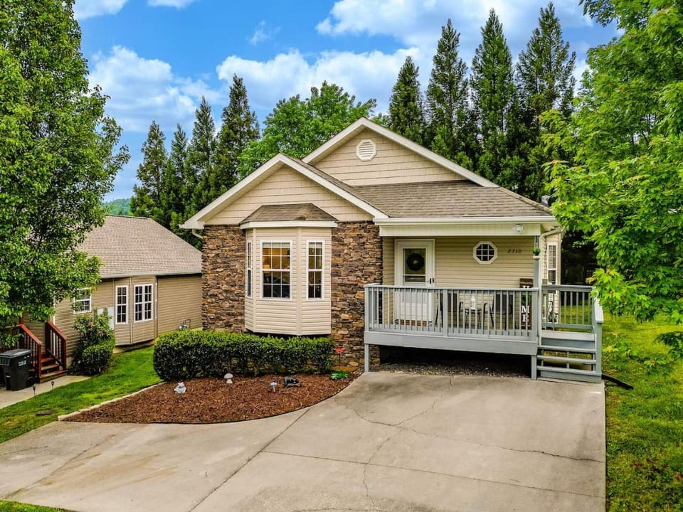 2 Mi to Parkway Hot Tub No Steep Roads Country House in Pigeon Forge