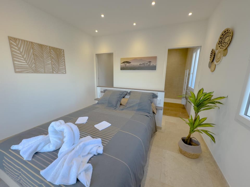 Photo of the whole room, Bedroom