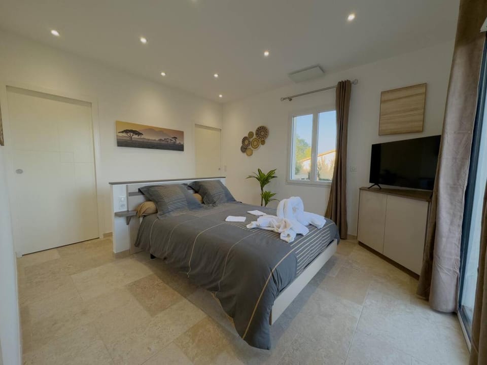 Bed, TV and multimedia, Photo of the whole room, Bedroom