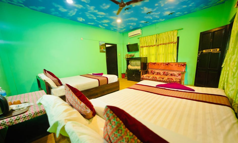 Chitwan Gaida Lodge - Animal Lovers & Birdwatchers Paradise Hotel in Bagmati Province, Nepal