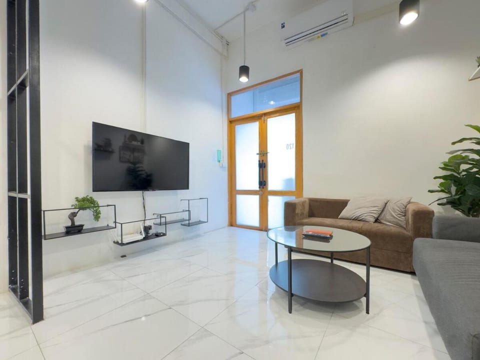 200m to Chinatown Yaowarat Entire 3-Floor Home 5 Bedrooms Characteristic old neighborhood Great for Groups Villa in Bangkok