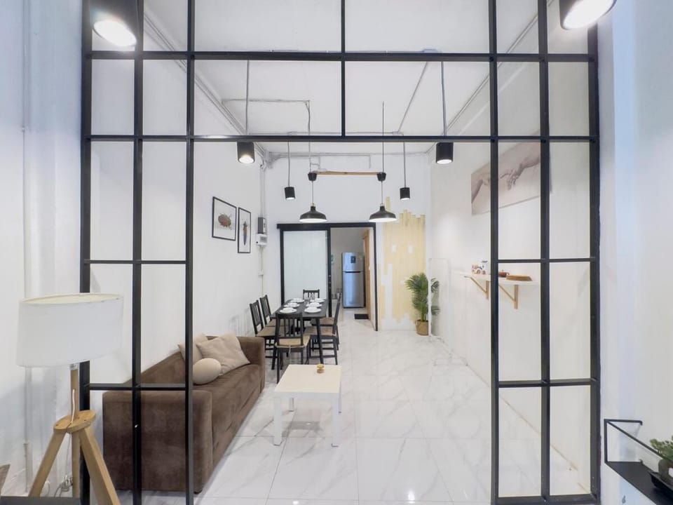 200m to Chinatown Yaowarat Entire 3-Floor Home 5 Bedrooms Characteristic old neighborhood Great for Groups Villa in Bangkok