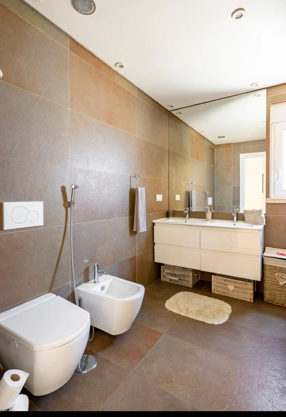 Toilet, Bath, towels